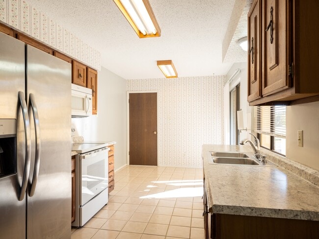 Building Photo - 1209 Hi Stirrup