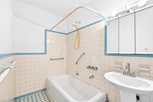 Building Photo - 2 Greenridge Ave