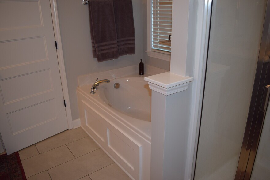 Building Photo - 7006 Minor Hill Dr