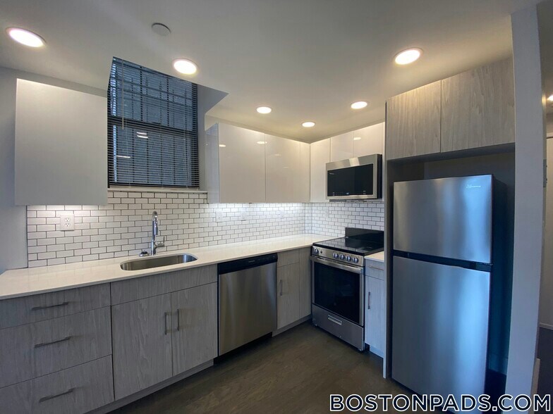 Building Photo - 98 Queensberry St