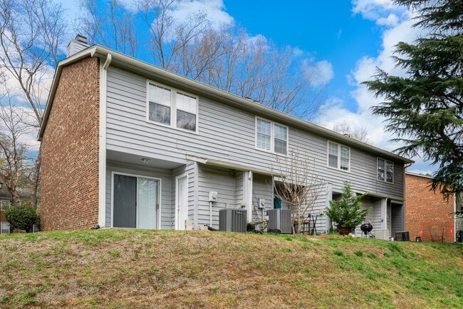 Building Photo - Available April! Convenient 2 BR/2.5BA Townhome