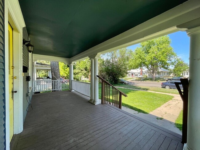 Building Photo - AVAILABLE NOW! Move-In Special! Half Off F...