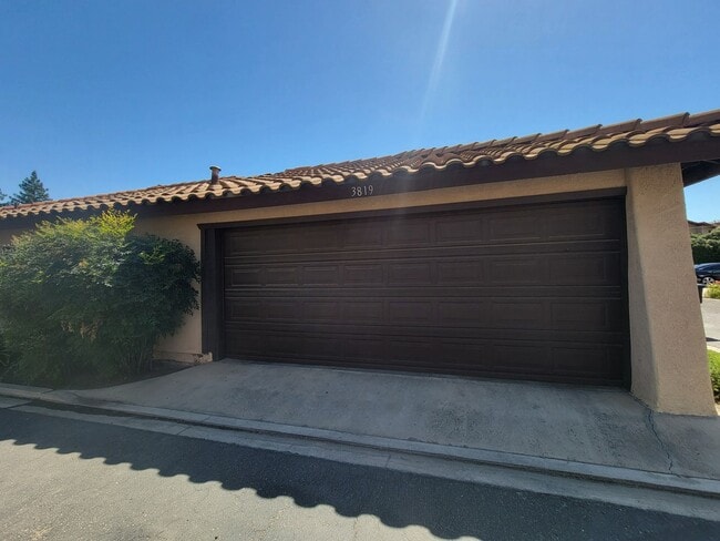 Building Photo - Condo with open floor plan and a two-car g...