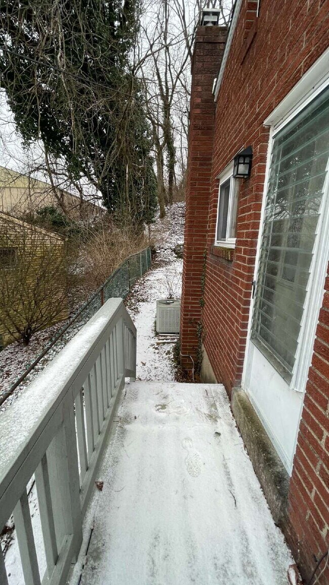 Building Photo - Charming 3 bed, 2 bath with finished basement!