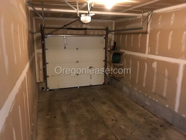 Building Photo - 3/2 Duplex Townhome in Thurston Hills