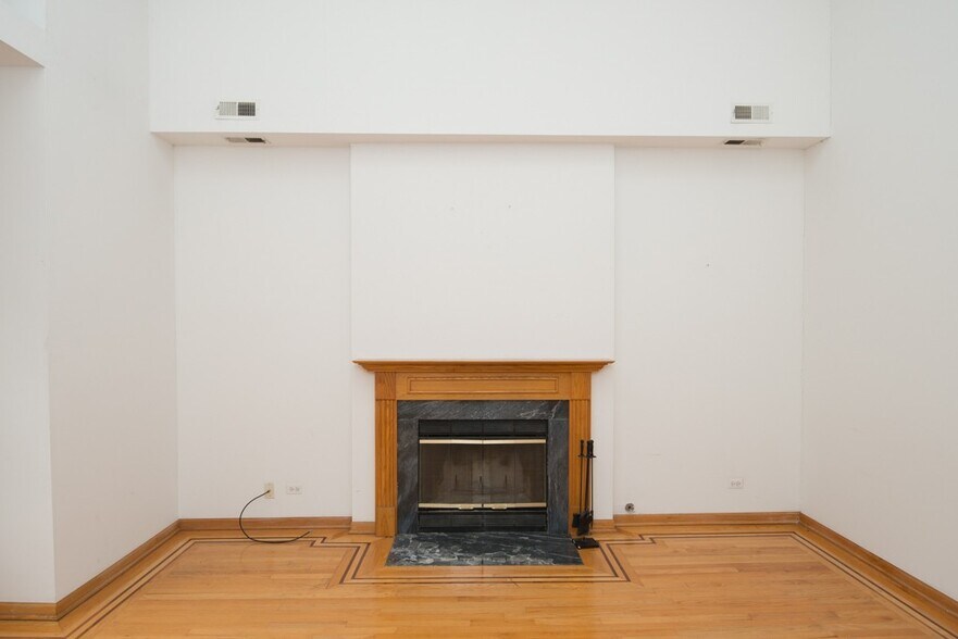 Building Photo - 2247 W Diversey Ave