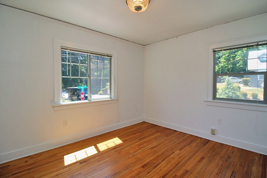 Building Photo - 2905 SE Alder St