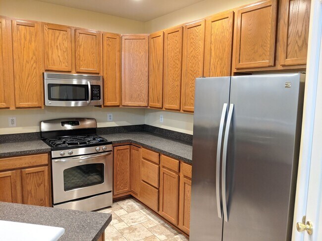 Building Photo - 3 Level townhouse in Frederick available e...