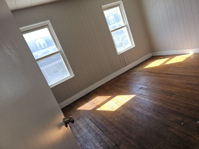 Building Photo - Coming Soon - 5 Bedroom Pet Friendly House in Lancaster!
