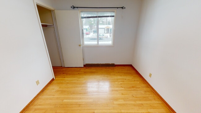 Building Photo - 5814 Meadowood Dr