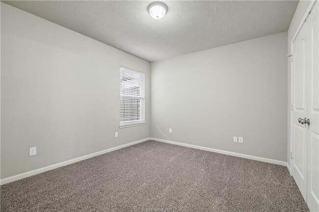 Building Photo - Available NOW! 3/2 in highly desirable Creek Meadows!!