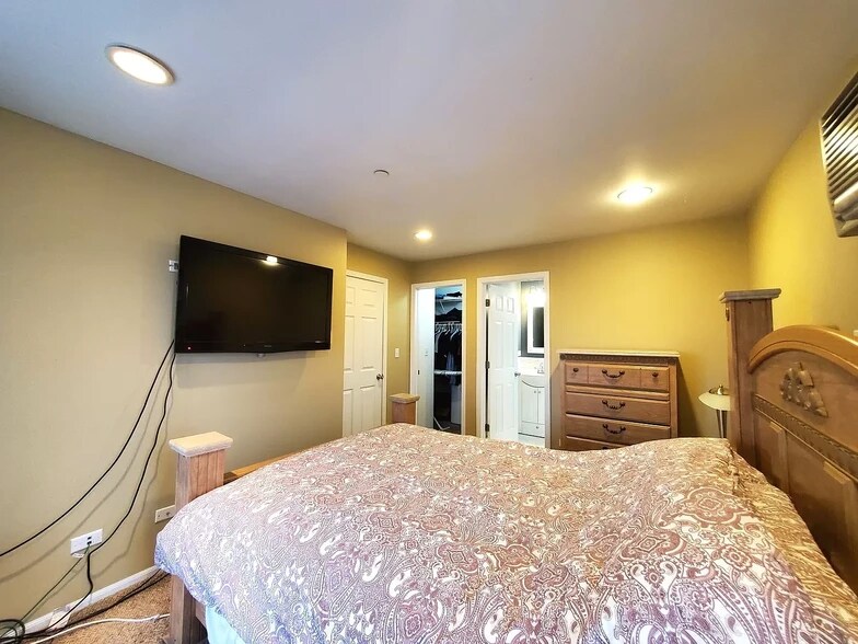 Building Photo - 1353 Cunat Ct