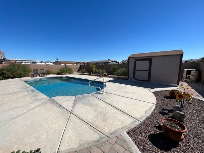 Building Photo - 4 BEDROOM POOL & SOLAR HOME