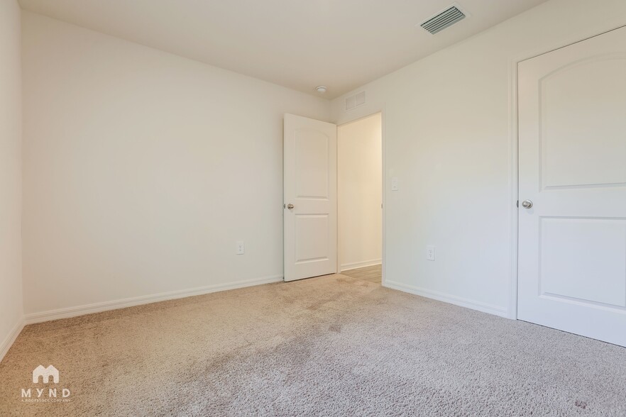 Building Photo - 5725 Centro Ave