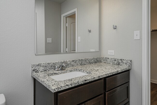 Building Photo - 623 Hollyhock Dr