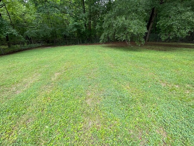 Building Photo - 3 bedroom 2 bath house available