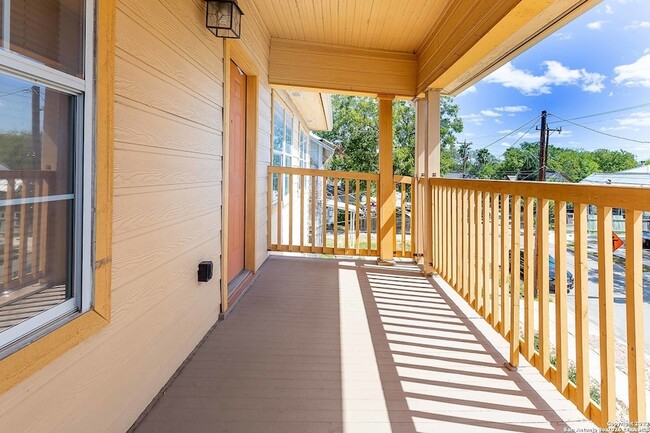 Building Photo - 611 W Ridgewood Ct