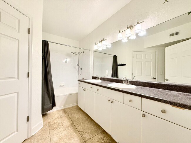 Building Photo - Urban living at its best – 2Bedroooms / 2Baths condo at Grande Downtown Orlando!