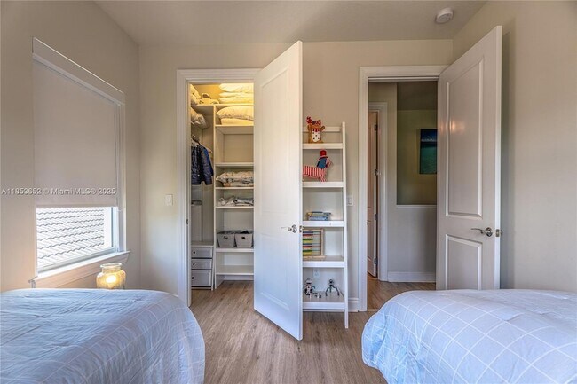 Building Photo - 4658 Greenway Dr