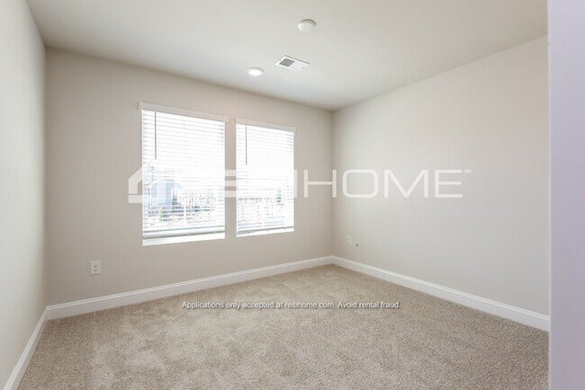 Building Photo - 247 Aurora Ln