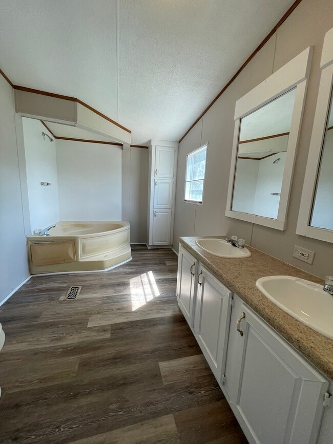 Building Photo - 117 Oldfield Cir