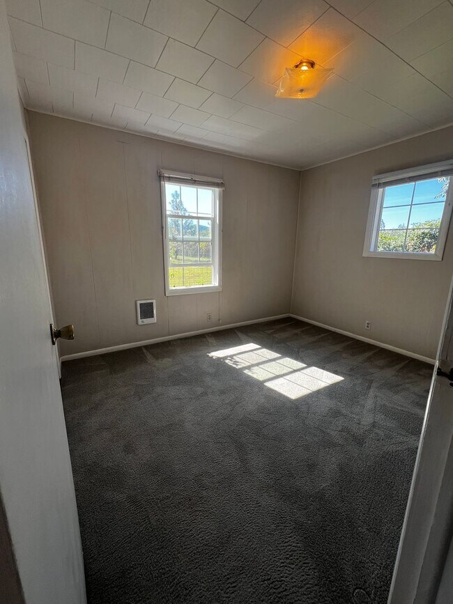 Building Photo - 3- bedroom 2-bathroom home in Pleasant Hill