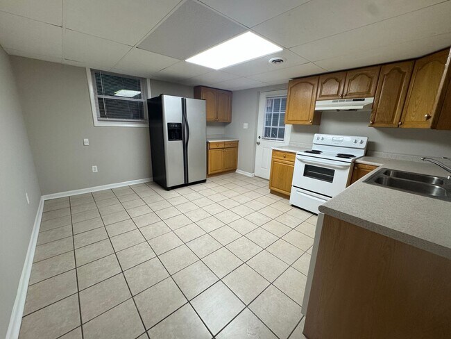 Building Photo - 108 White St