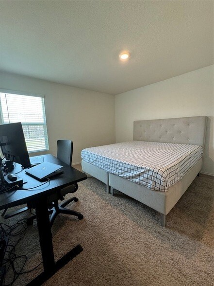 Building Photo - 652 Autumnwood Way