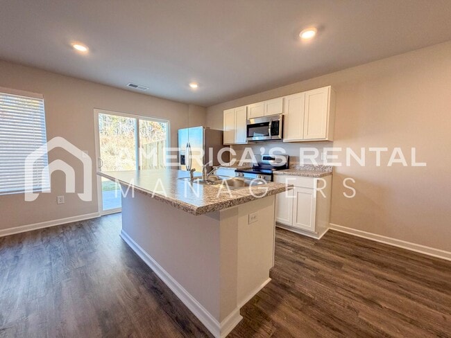 Building Photo - Stylish two level home with open concept l...