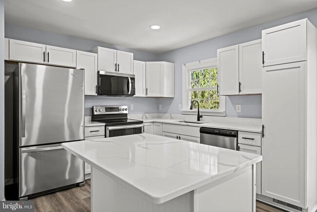 Building Photo - 2402 Raintree Ave