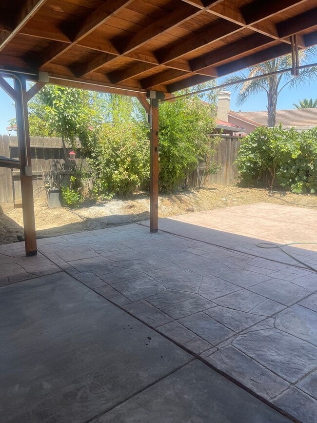 Building Photo - Available NOW! Half off 1st months rent