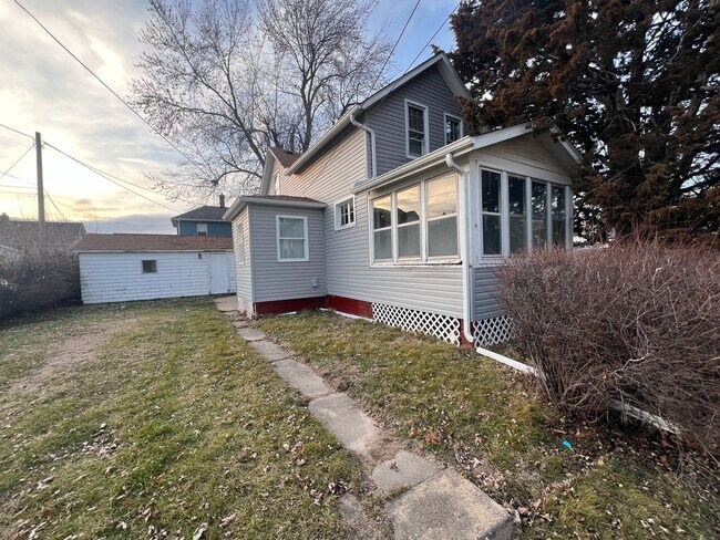Building Photo - Moline Single Family Home