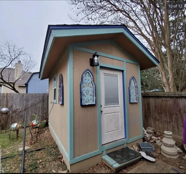 Building Photo - 5922 Hart Fld