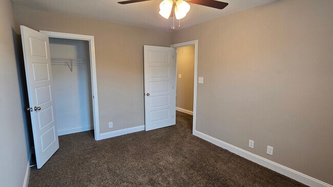 Building Photo - Beautiful 3 BDS 2 BA with fenced in yard