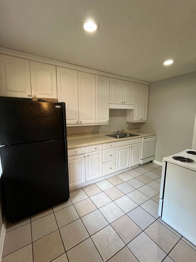 Building Photo - 2 Bed 1 Bath Condo with Utilities Included!
