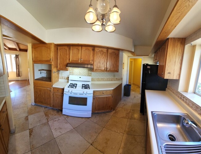 Building Photo - 5 Bedroom 3 Bath close to Poly, hiking and shopping!!