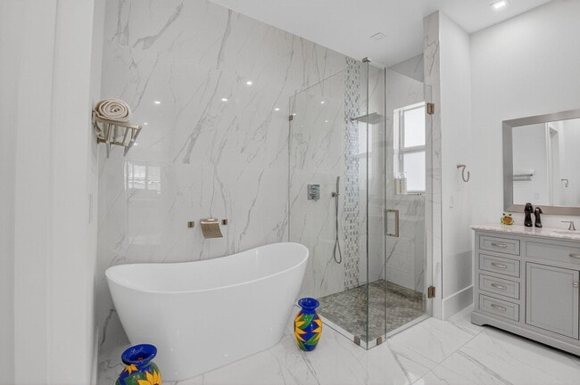 Building Photo - 711 NE 6th St