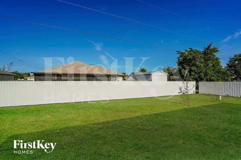 Building Photo - 1402 NW Juanita Pl