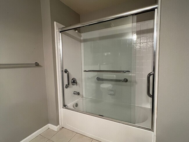 Building Photo - Villa Cortina Luxury Condo near Santana Ro...