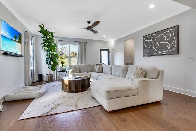 Building Photo - 647 Sire Ave