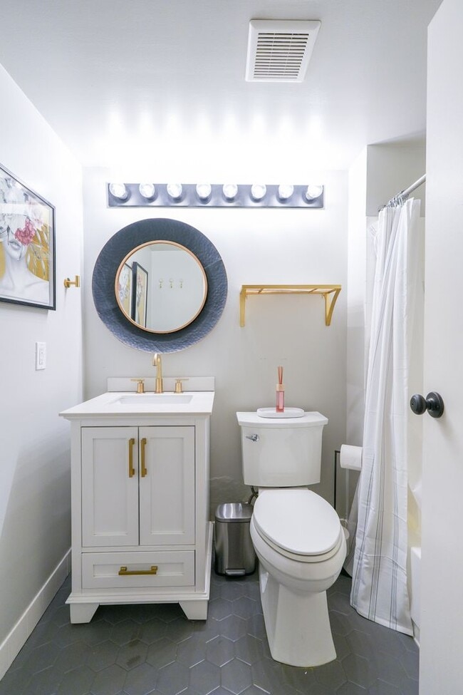 Building Photo - Old City Charmer Historic Building