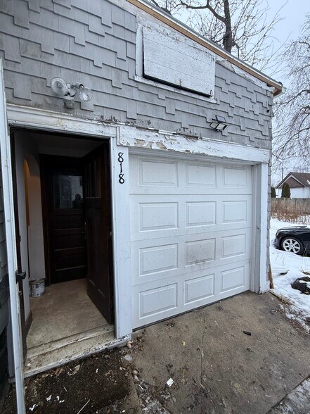 Building Photo - 818 N Van Buren St