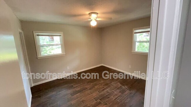 Building Photo - 105 Chuckwood Dr