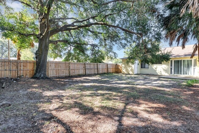 Building Photo - Charming 2 bedroom with many updates