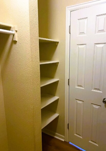 Building Photo - 8225 Fairmount Dr