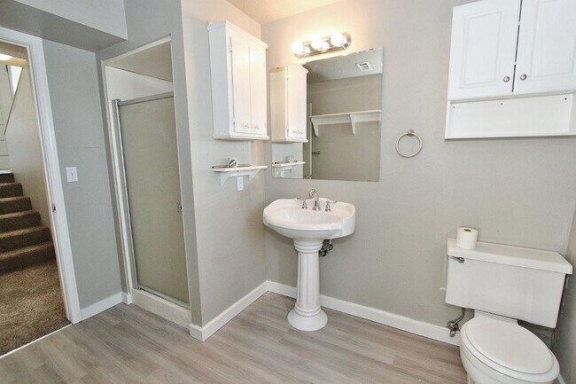 Building Photo - Spacious Home in Quiet Neighborhood