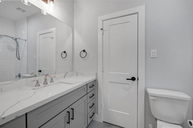 Building Photo - 804 Woodcrest Dr