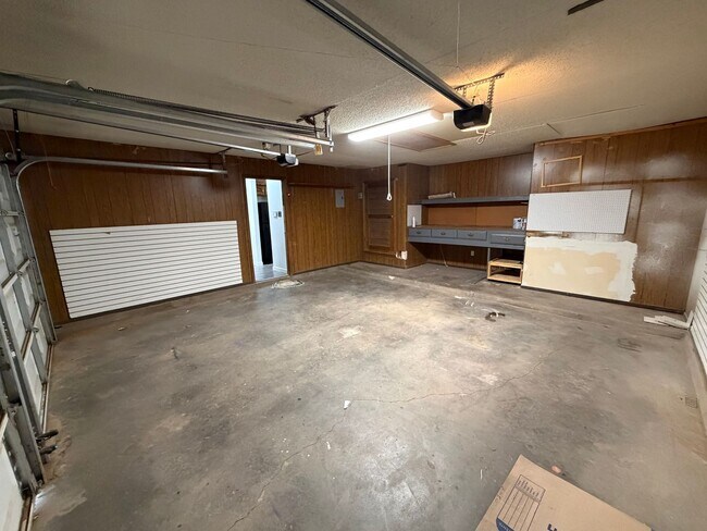 Building Photo - 3 BED/2 BATH/2 CAR GARAGE: AVAILABLE NOW!!