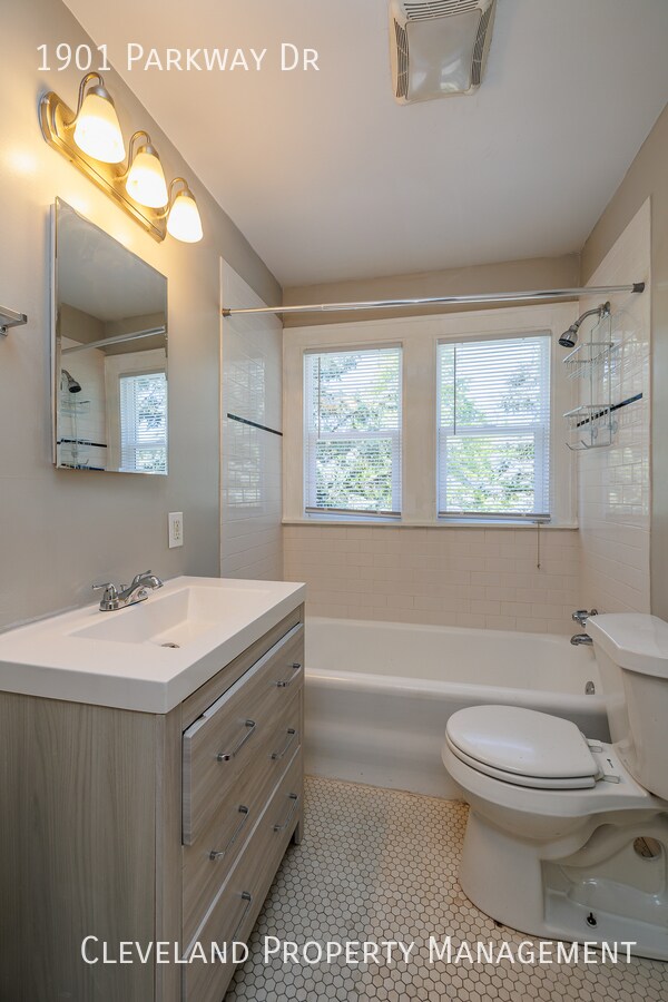 Building Photo - Updated Cleveland Hts. Colonial