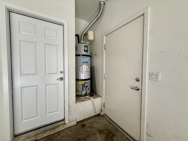 Building Photo - 4 BED, 2.5 BATH, 2 CAR-GARAGE, TWO-STORY, SINGLE FAMILY HOME FOR